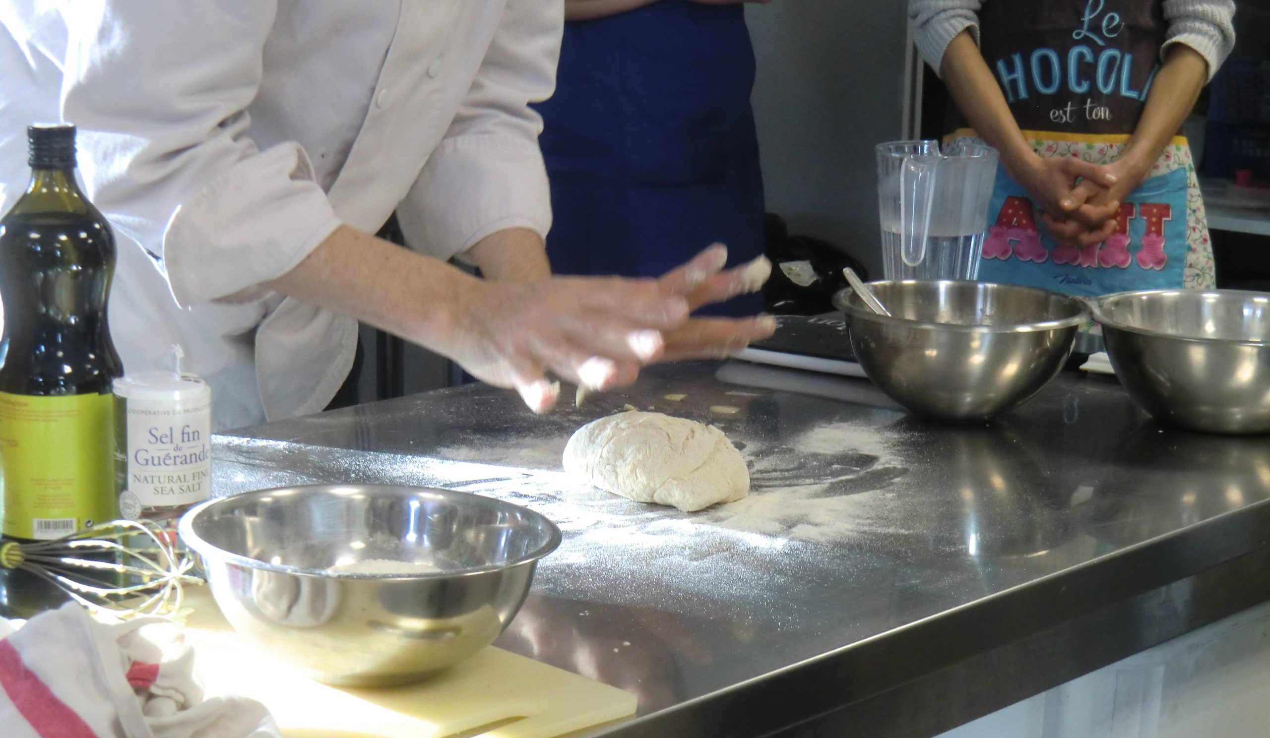 gilles daveau en cours de cuisine avec ses eleves