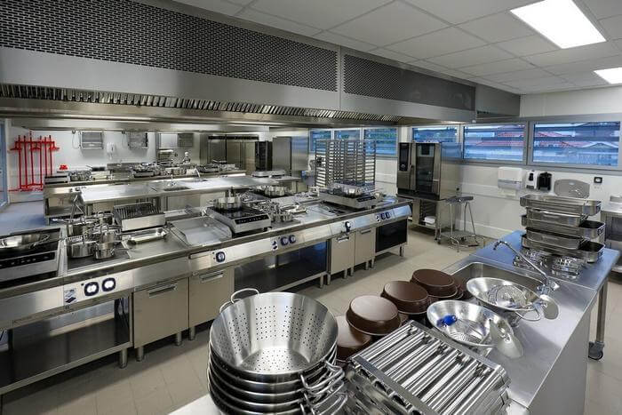 Une cuisine pédagogique professionnelle avec équipements en acier inoxydable