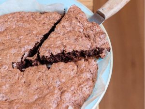Fondant au chocolat avec fruits secs sur une assiette
