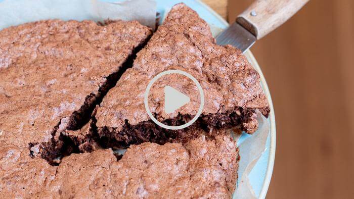 Gâteau moelleux au chocolat et fruits secs, sain, en exemple de la formation à distance Alternative Cuisine