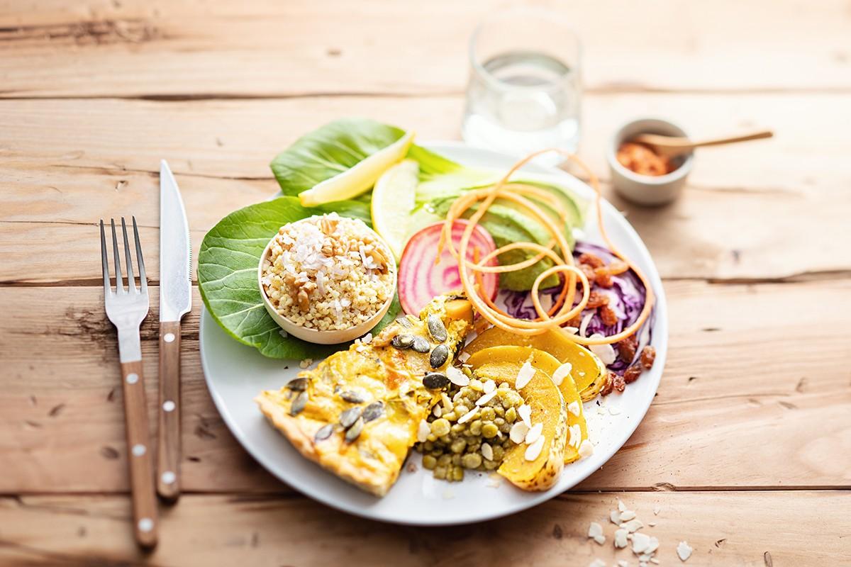 Assiette composée de légumes, céréales, légumineuses et préparations variées