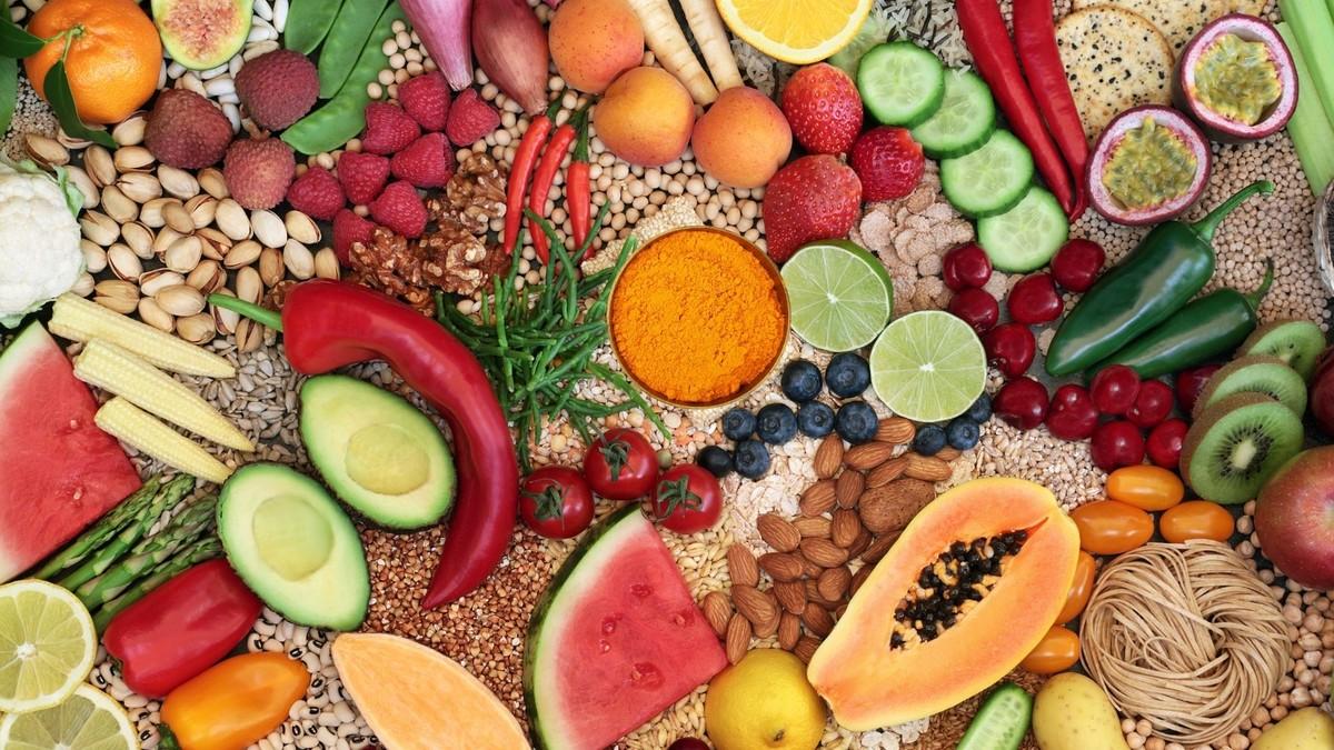 Diversité d’aliments végétaux, céréales, légumineuses, fruits, légumes, graines et épices